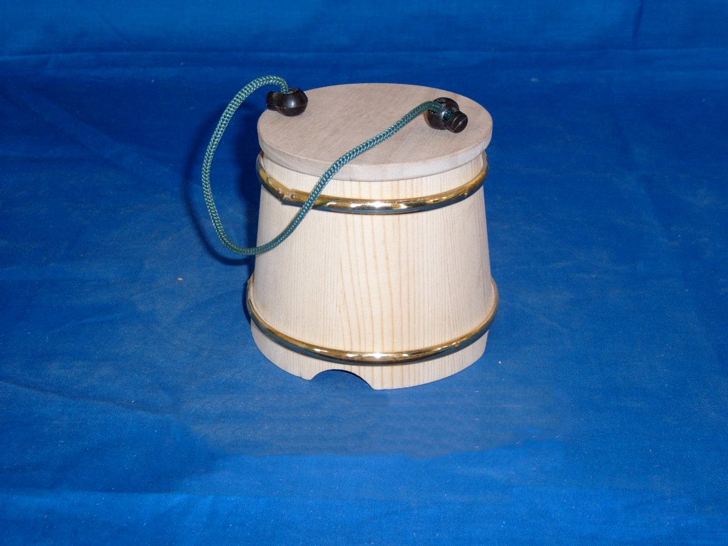 Cylindrical natural-wood wooden flower pot with lid, gold bands and braided green rope