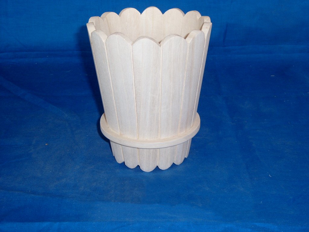 Slatted natural-wood wooden flower pot with lotus-petal scalloped top and base