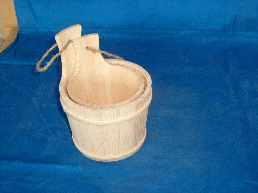 Round natural-pine wooden bucket flower pot with short handle and jute rope