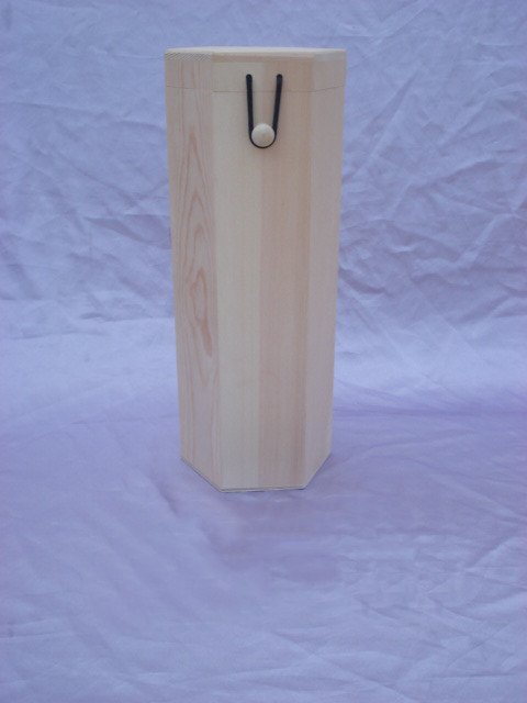 Tall single-bottle natural-pine wooden wine box with black elastic band holder on the front