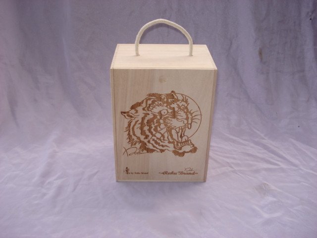 Tall single-bottle natural-pine wooden wine box with rope top handle and large engraved tiger face logo on the front