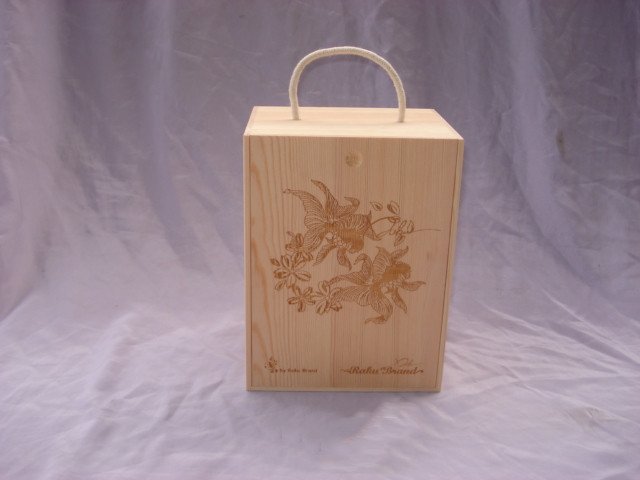 Tall single-bottle natural-pine wooden wine box with rope top handle and engraved hummingbird with floral design on the front