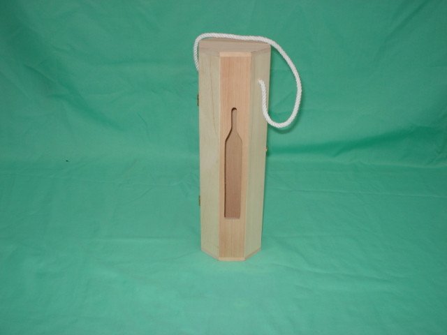 Tall rectangular natural-pine single-bottle wooden wine box with bottle-shaped window and white rope side handle