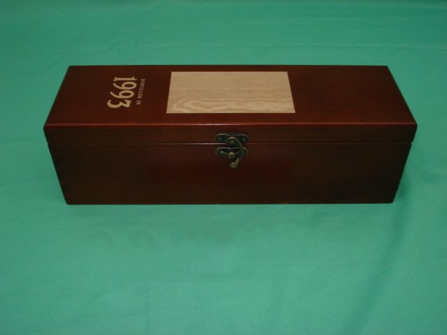 Long flat rectangular dark red lacquered wooden wine box with 1993 gold engraved text, central light wood inlay and bronze latch