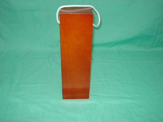 Tall flat dark red lacquered single-bottle wooden wine box with white rope side handle