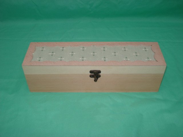 Long flat natural-pine wooden wine box with pink-trimmed lid inlay, white polka-dot fabric pattern and bronze latch